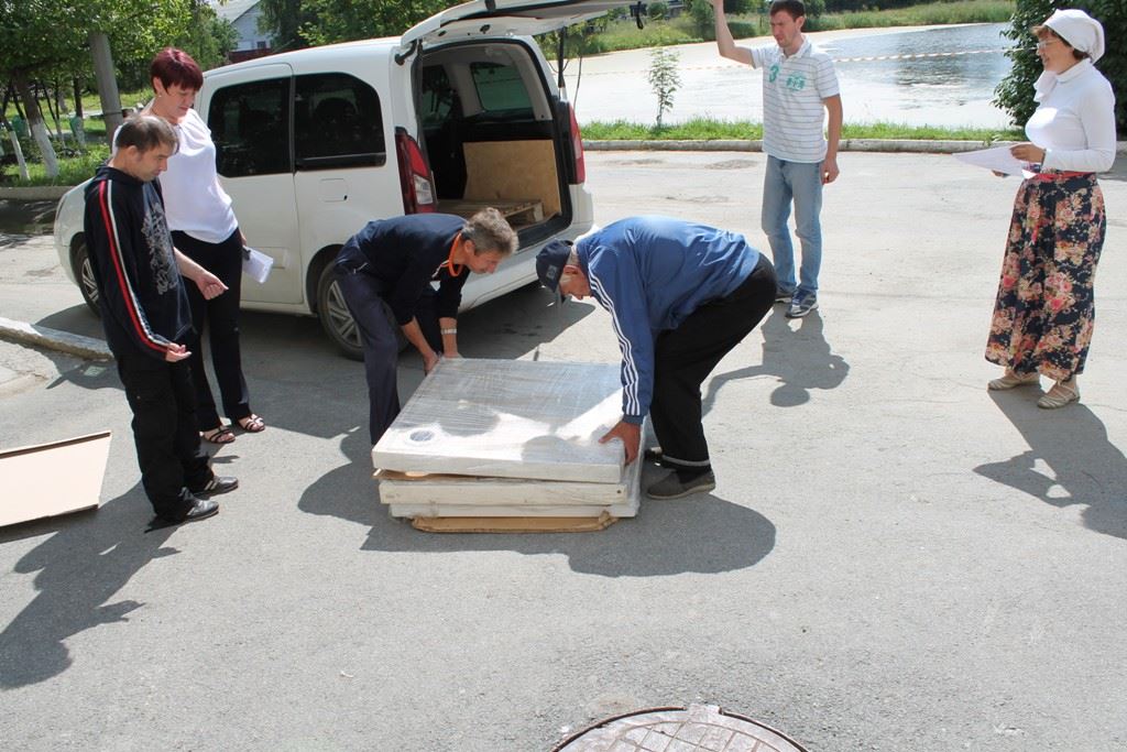 В «Малахит» привезли новые поддоны для душевых