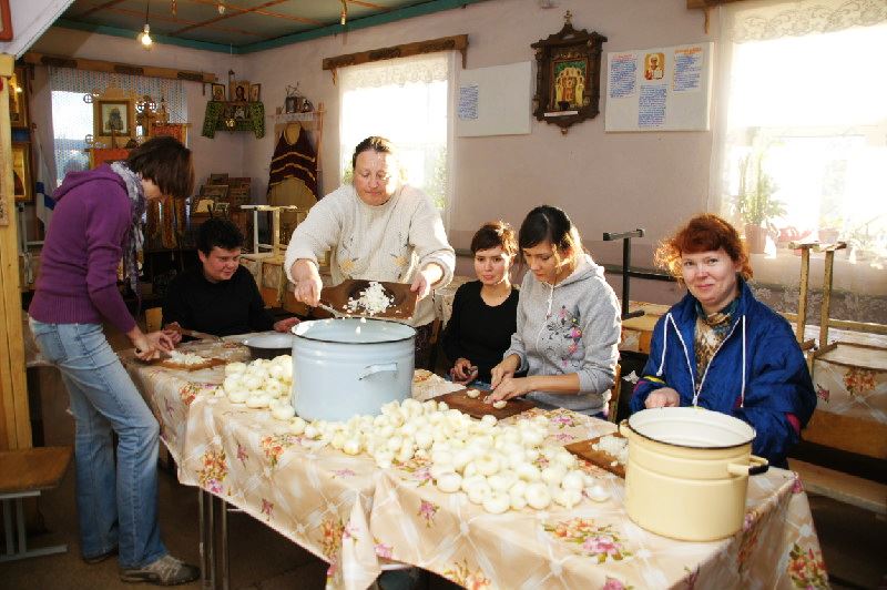 2,5 часа шла чистка и резка лука - ни едкий запах свежего лука, ни страх горьких слез, не остановил собравшихся за большим дружным столом