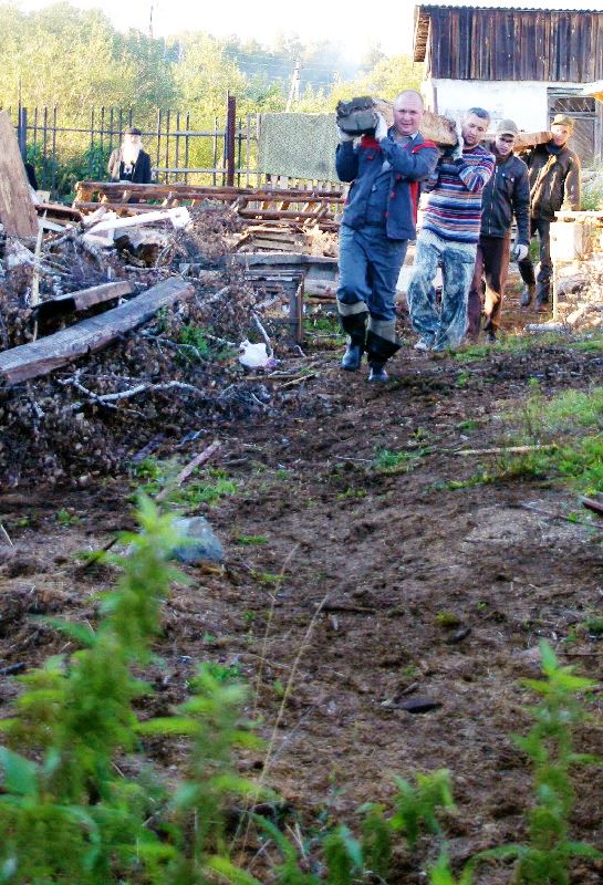 Добровольцы службы, узнав о проблемах в подготовке станицы к зиме, решили организовать трудовой десант и помочь станичникам