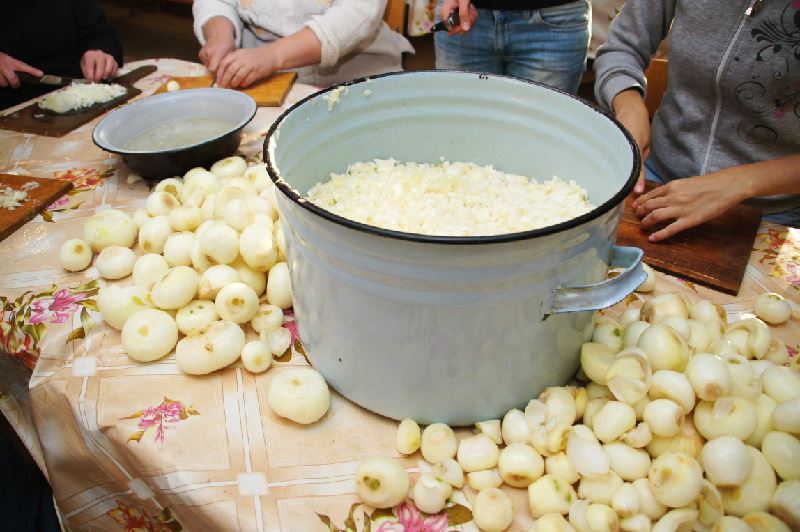 Женщинам-добровольцам предстояло начистить и нашинковать несколько десятков килограммов лука и намыть баклажаны для приготовления 40 кг (!) баклажанной икры