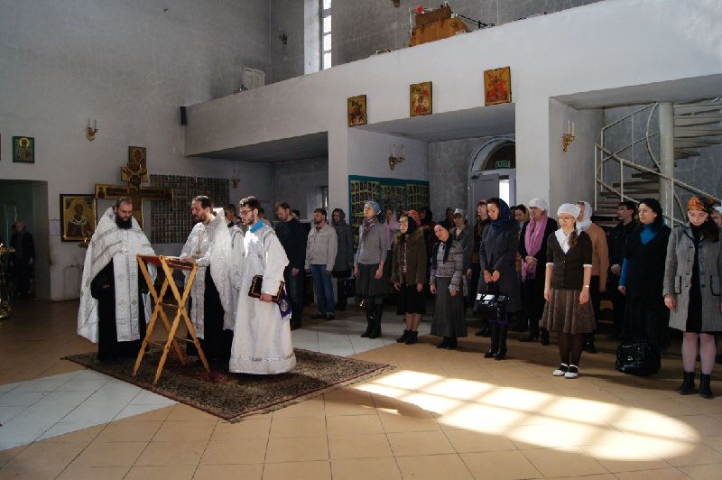 Традиционно встреча добровольцев началась с молебна об умножении любви