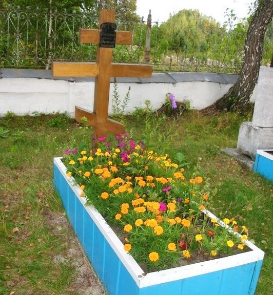 Монах Василий похоронен за алтарем храма