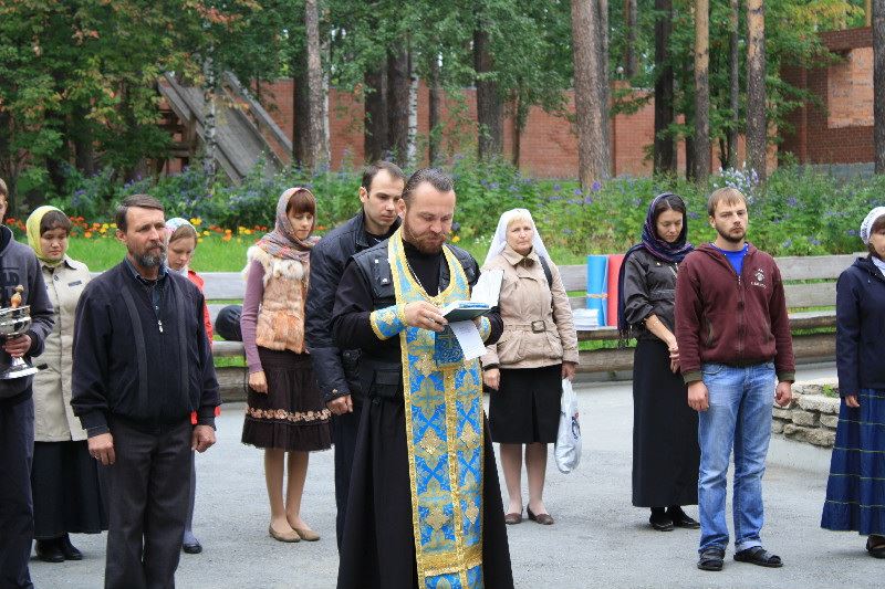Субботним утром добровольцы собрались у храма великомученика и целителя Пантелеимона, чтобы помолиться о благополучном путешествии