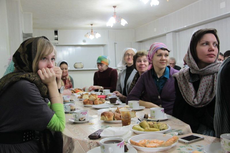 После молебна в дружеской и непринужденной обстановке состоялось чаепитие, которое началось с прочтения поучительной «Истории о мальчике и Времени», написанной одним из добровольцев Православной службы милосердия