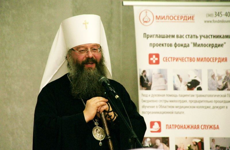 Встреченный рождественскими песнопениями и радостными улыбками, Владыка Кирилл нарек Православную службу милосердия «большой, дружной семьей» и поблагодарил всех собравшихся за причастность к делам милосердия