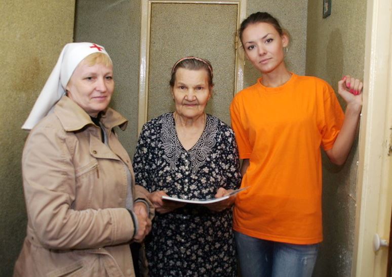 Сестра милосердия с добровольцем на Патронажном адресе