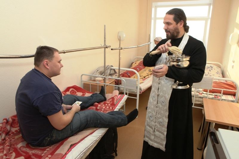 Добровольцы и сестры милосердия во главе с руководителем Отдела социального служения Екатеринбургской епархии отцом Евгением Попиченко обошли все отделения стационара