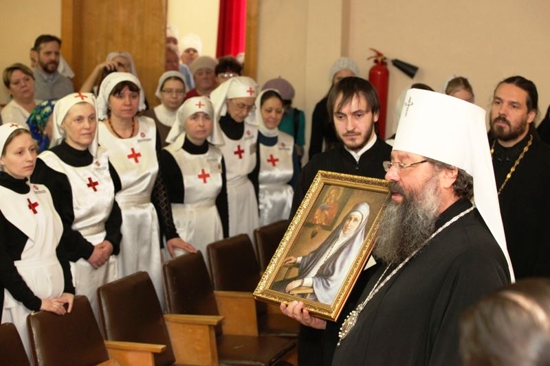 Владыка Кирилл вручил главному врачу больницы Станиславу Юрьевичу Лукину икону преподобномученицы Елисаветы