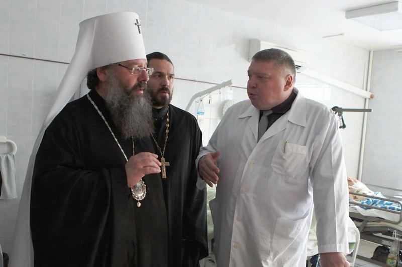 Главный врач 36-й больницы С.Ю.Лукин поблагодарил Правящего Архиерея за этот визит и добрые слова