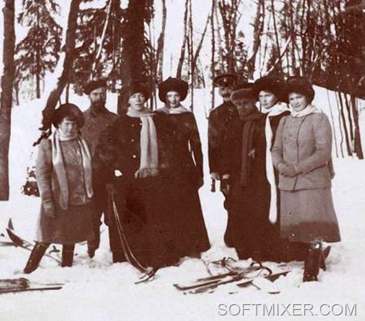 Николай II с дочерями и сестрой Ольгой (третья слева), офицер и придворная дама с лыжами.