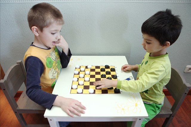 Братья умеют играть в шашки