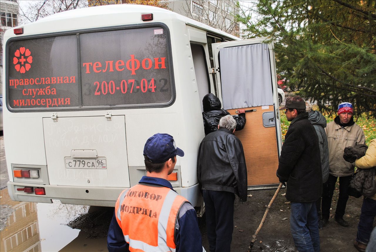 В небольшом «пазике» бездомные получают помощь