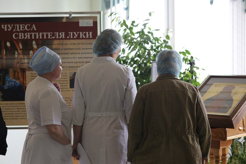 Кроме стендов в больницу были привезены икона и ковчег с частицей мощей святителя Луки