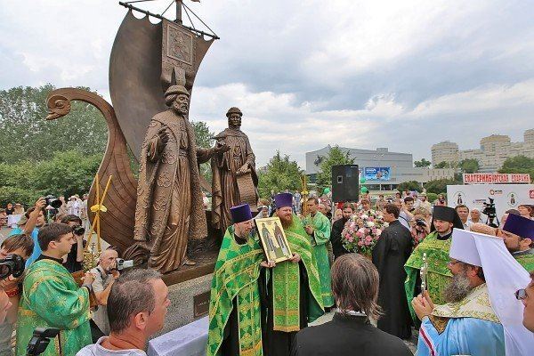 Молебен после крестного хода у памятника святым Петру и Февронии Муромским