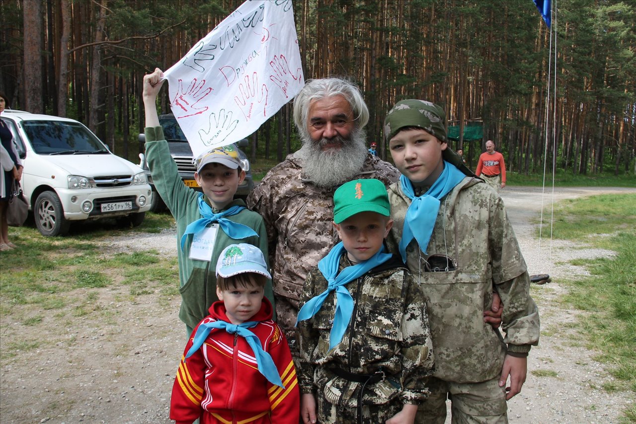 Михаил Юрьевич Качалков с участниками лагеря
