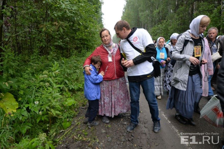 Кого-то лечили, кому-то помогали сориентироваться с автобусом, кого-то подкрепляли конфетами