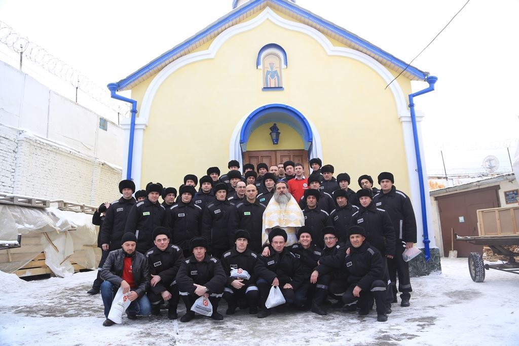 В прошлом году сестры милосердия и представители Свято-Успенского братства вручили подарки братьям и сестрам православных общин в исправительных учреждениях