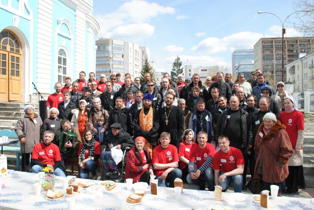 Отцы, добровольцы и подопечные Автобуса. Пасха 2013