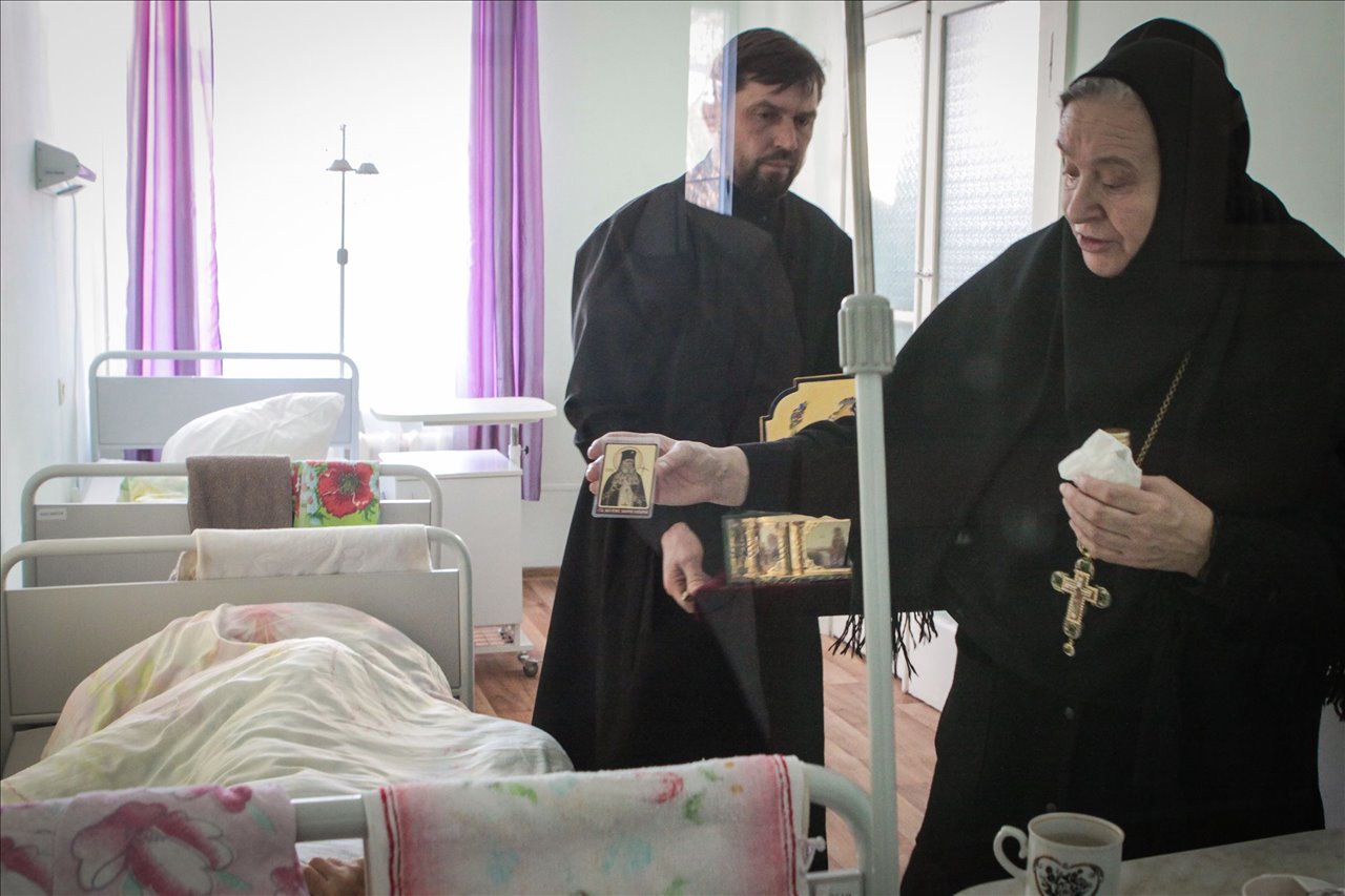 После молитвы в храме мы прошли с ковчегом по всем этажам