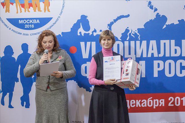 Наталья Борисовна Савина передаст подарочный чайник в артель