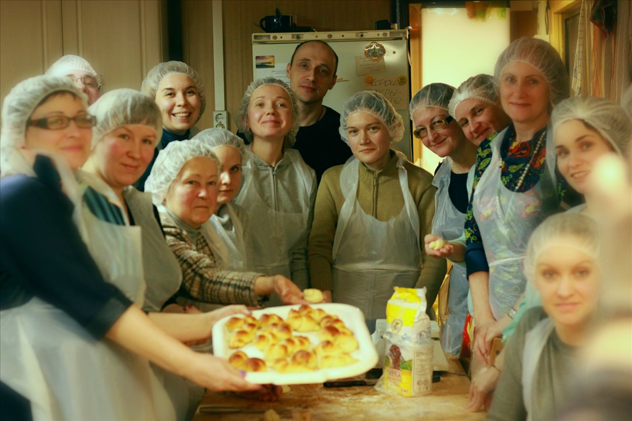 Добровольцы решили поддержать традицию и испечь жаворонков для своих подопечных
