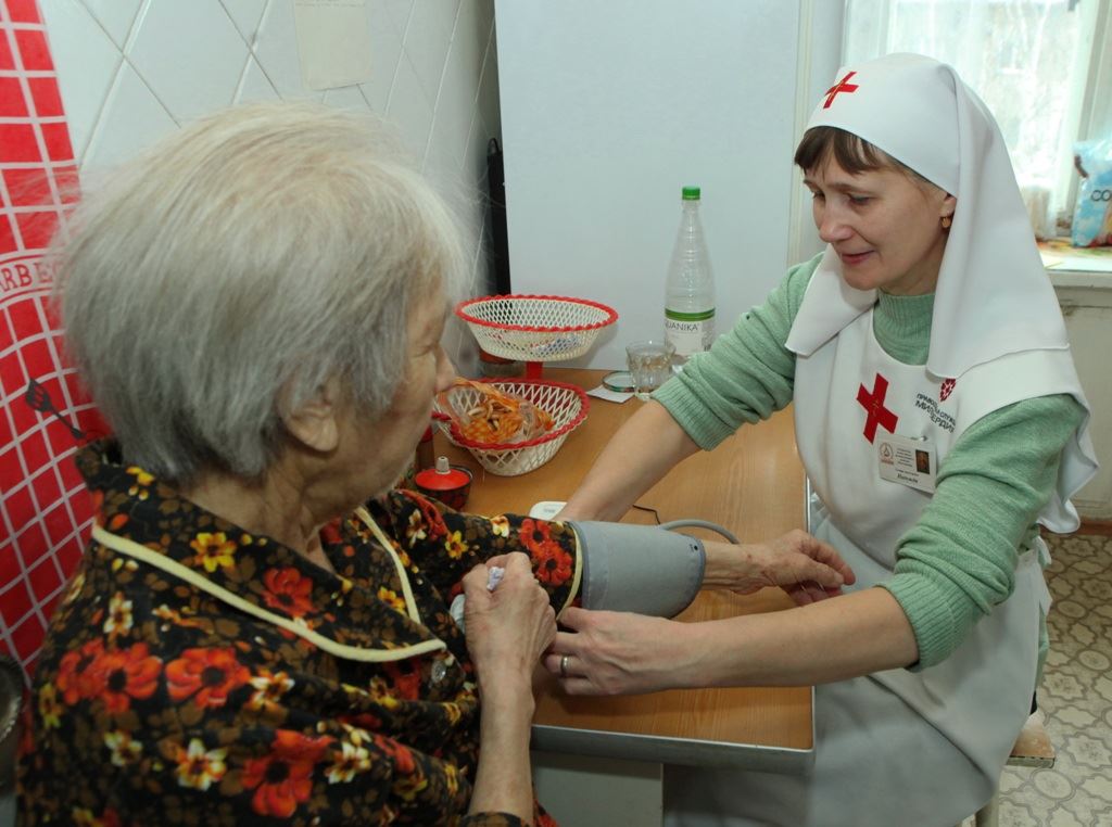 Часть сестер ухаживают за одинокими, пожилыми людьми на дому