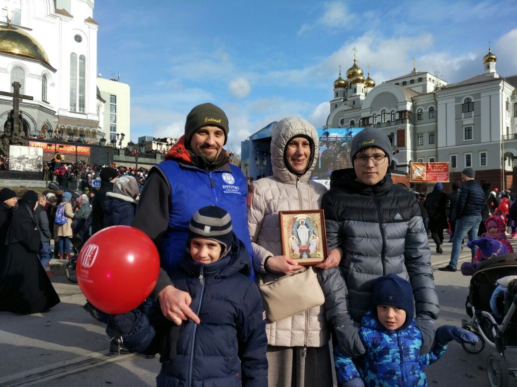 Сотрудники и добровольцы Православной Службы Милосердия приняли участие в пасхальном шествии