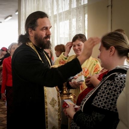 Отец Евгений Попиченко, духовник Службы Милосердия, с подопечными