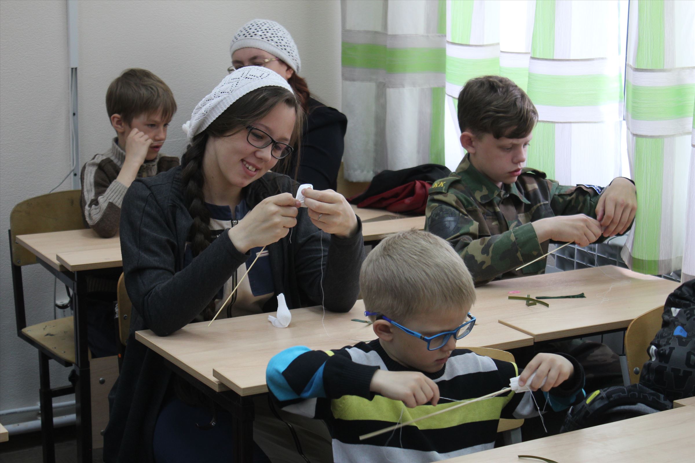 Ребята приняли участие в мастер-классе по изготовлению белого цветка
