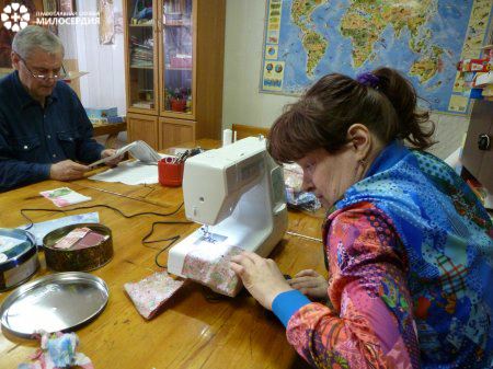 Сотрудники Центра готовят костюмы к празднику. Центр продолжает жить!
