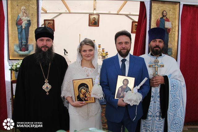 Епископ Евгений (Кульберг), протоиерей Евгений Попиченко, Евгений и Анастасия Камшиловы после таинства Венчания в Успенском Соборе на ВИЗе, 2016 год