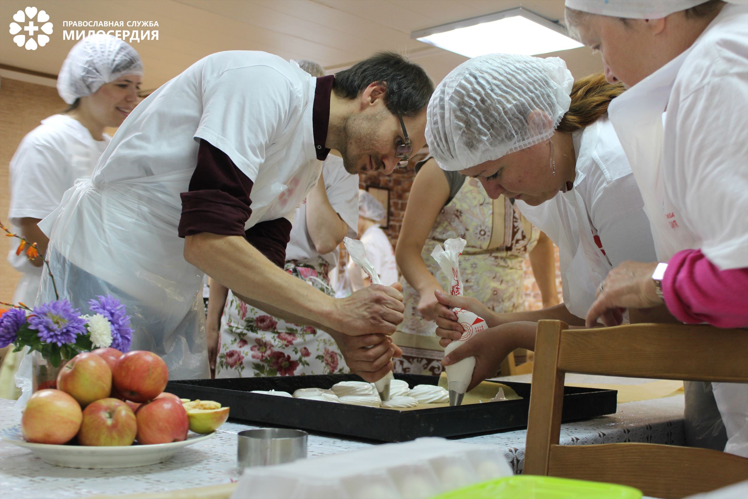 Добровольцы встретились, чтобы вместе приготовить вкусный подарок к празднику для бездомных