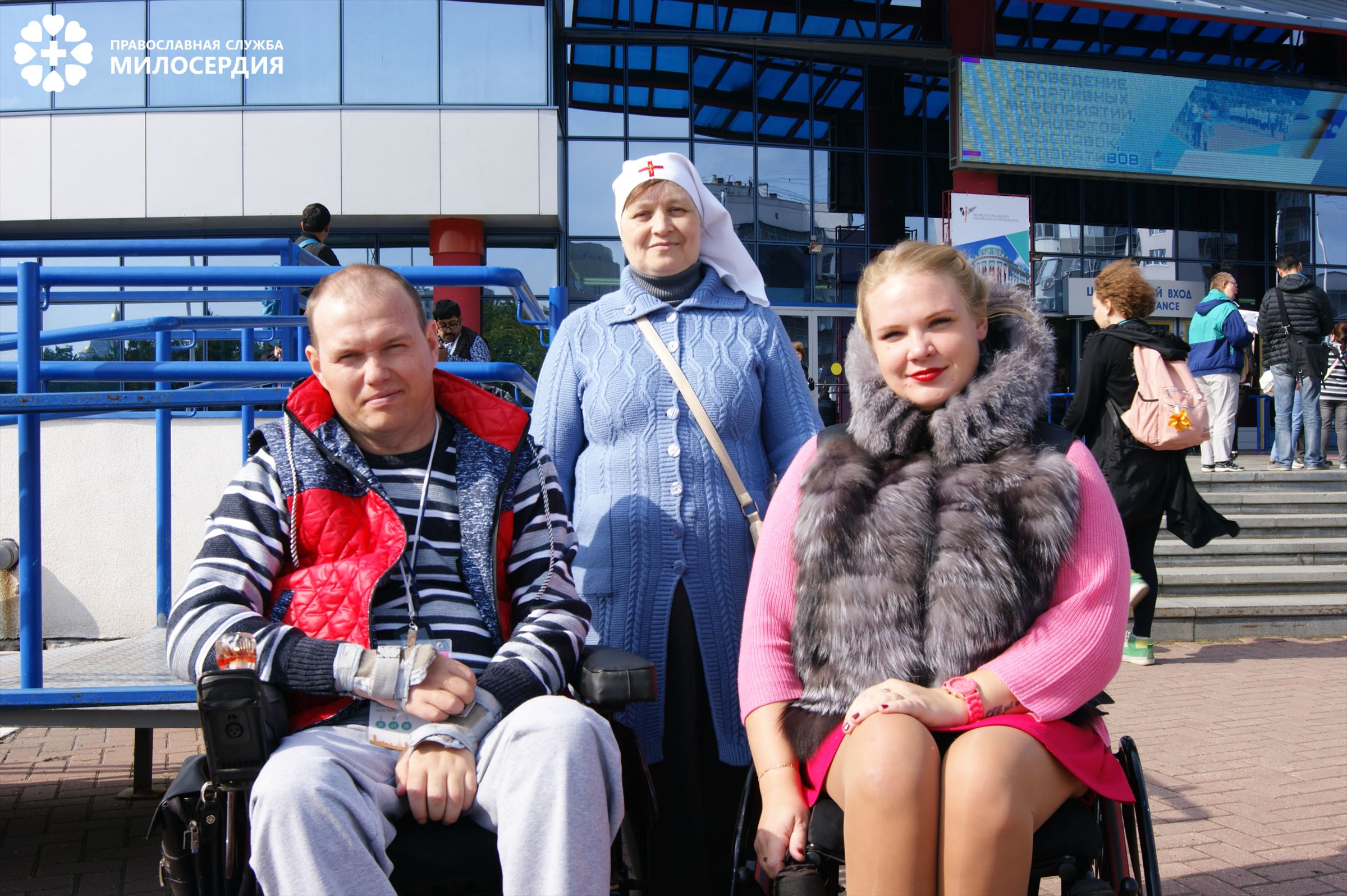 Участников, которым требуется помощь, сопровождают добровольцы