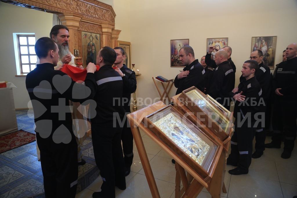 В Покров день как-то особенно чувствуется близость Божией Матери