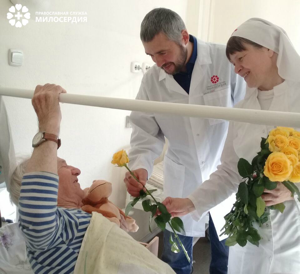 Поздравление в госпитале ветеранов войн