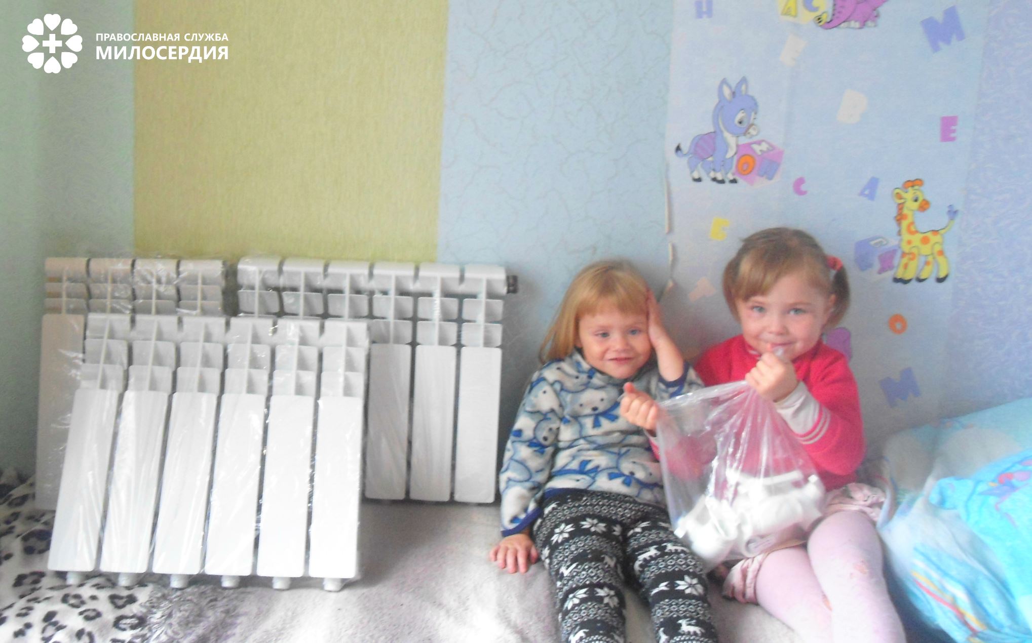 Ульяна и Даша Платоновы не могут налюбоваться на новенькие белоснежные радиаторы