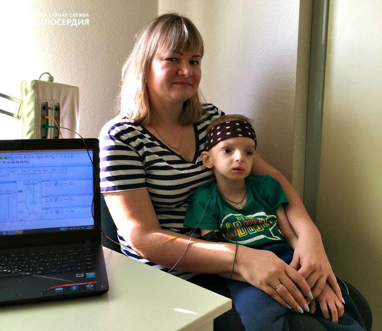 Миша Махнев с мамой на реабилитации