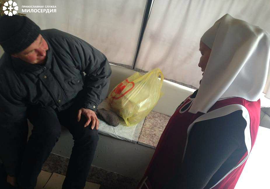 Сестра милосердия Лариса Николаевна с подопечным