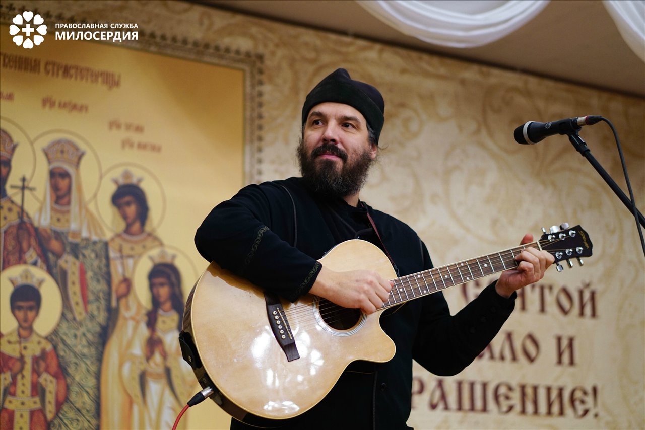 Протоиерей Евгений Попиченко не только награждал, но и пел