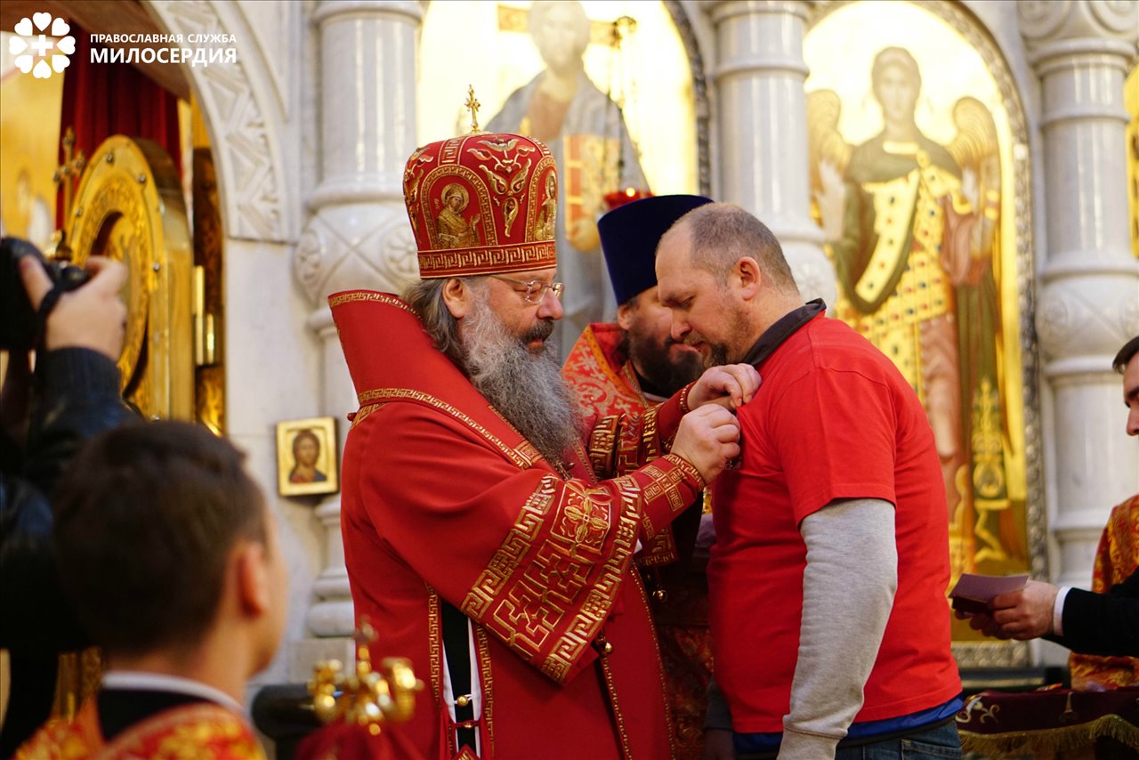 Митрополит Кириллом наградил добровольцев епархиальными медалями