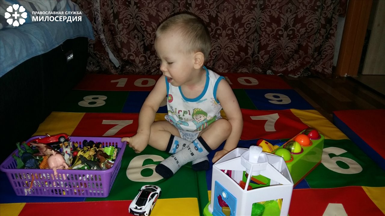 Благодаря вашей помощи Денис учится ползать