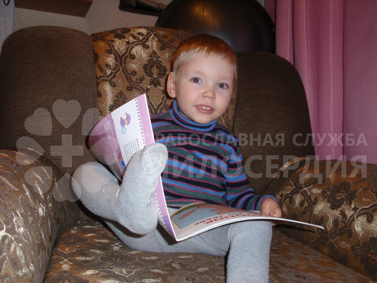 Тимоша учится сам брать книжки и игрушки