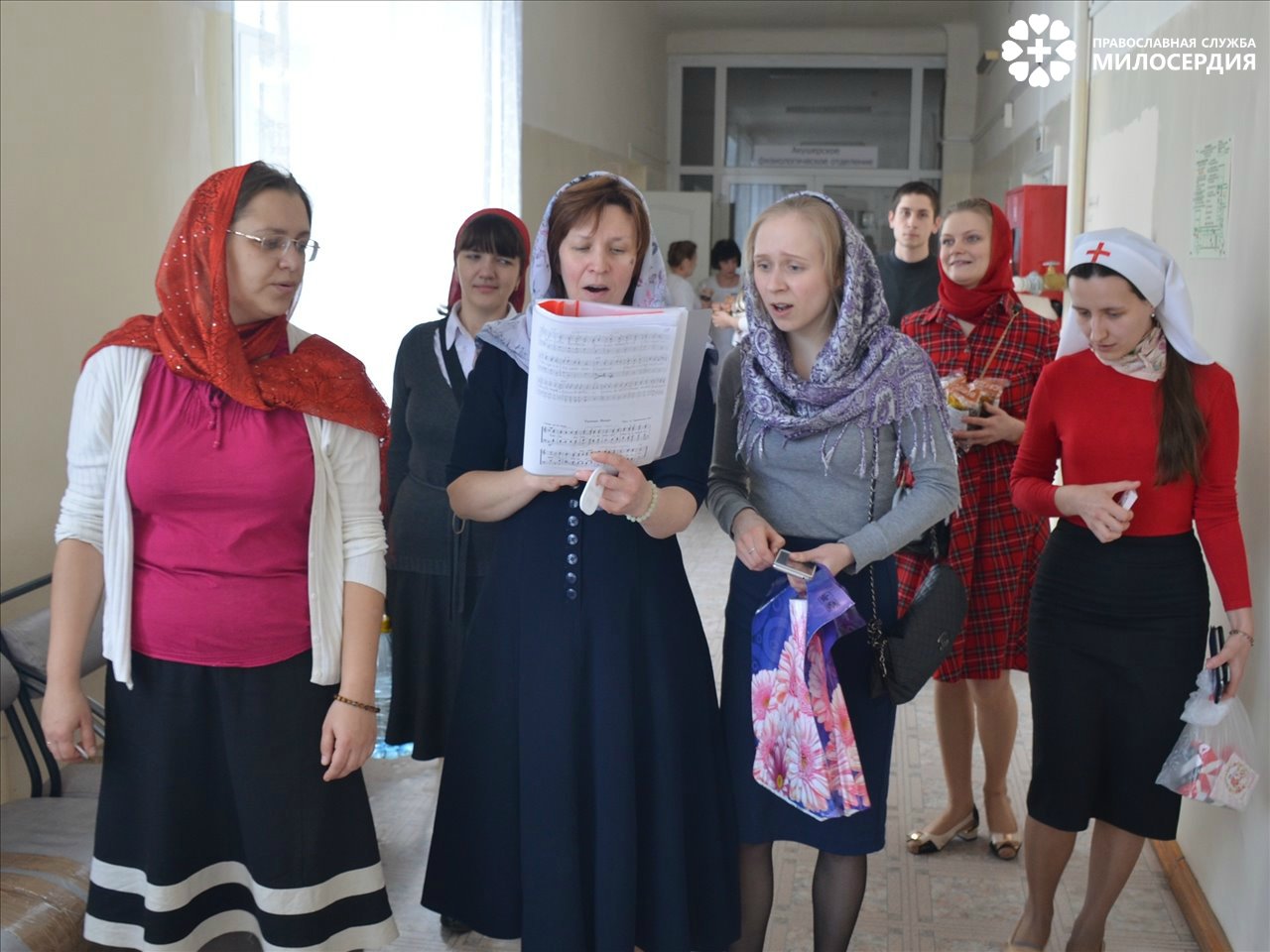 Певчие поддержали врачей во время сложной операции