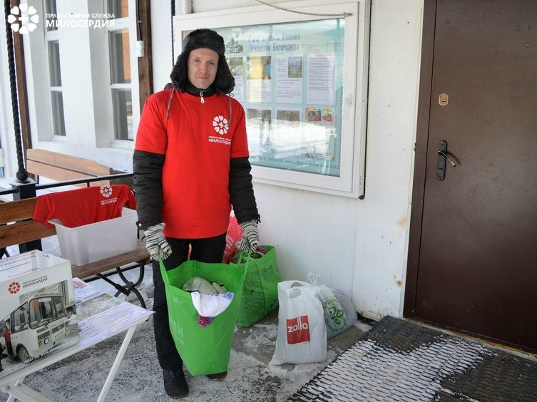 Добровольцы принимали вещевые и денежные пожертвования для бездомных