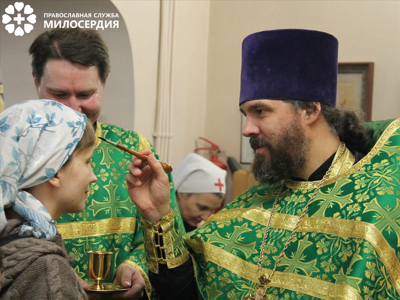 Отец Евгений Попиченко совершает помазание освященным елеем