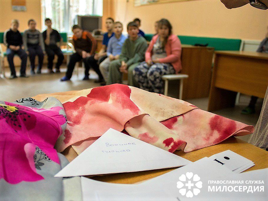 А эта открытка ветеранам в честь Дня Победы, каждый ребенок сделал свой памятный подарок - треугольное военное письмо с помощью сотрудников библиотеки №25 Октябрьского района