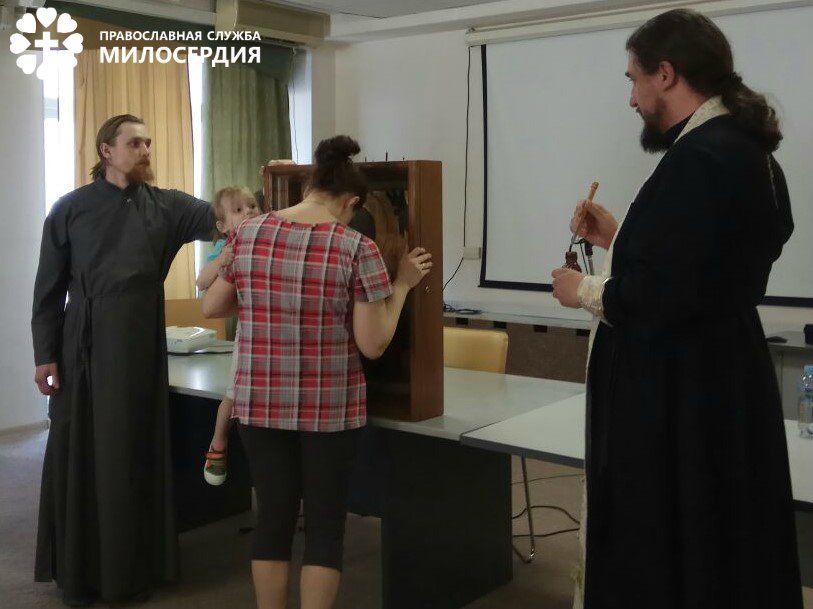 Некоторые мамочки плакали и несколько раз подходили к иконе