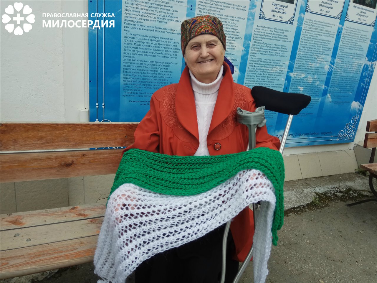 В благодарность бабушка Люба связала теплые шарфы