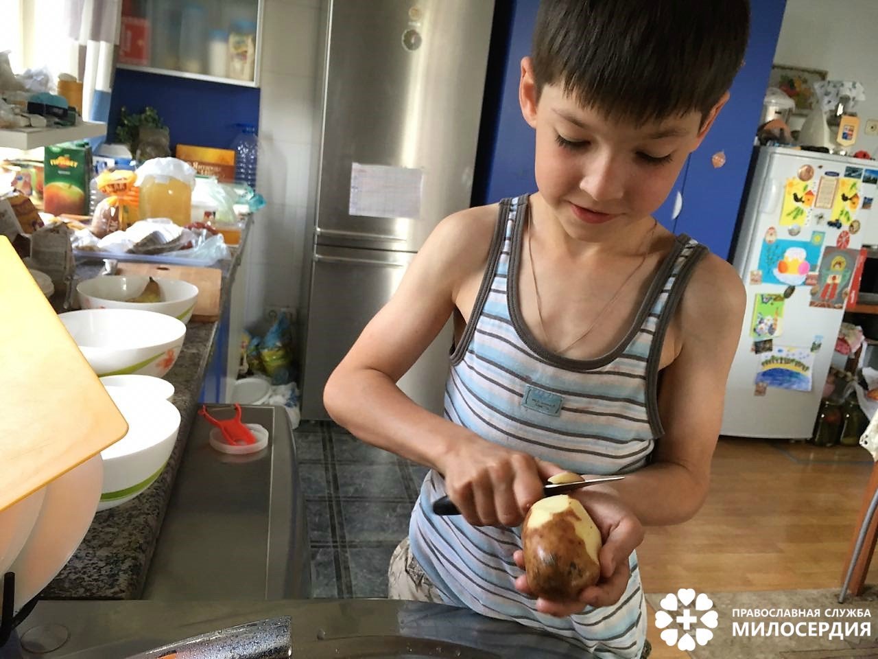 Все ребята прекрасно помогают на кухне и уже многое умеют