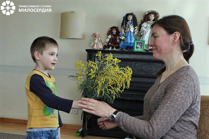 Мальчики с малых лет учатся трепетному отношению к женщине, к маме